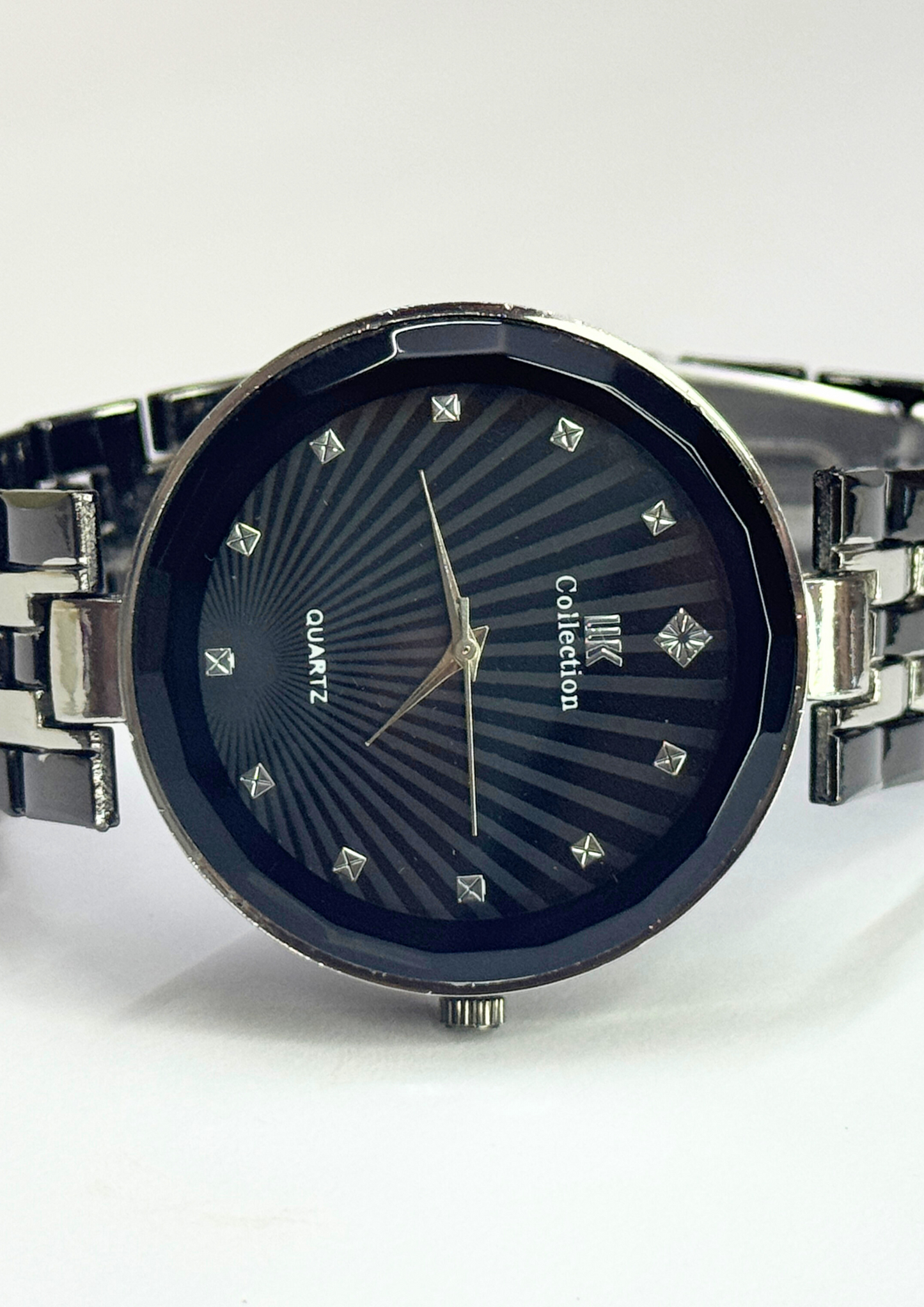 Men’s Black Dial Wrist Watch with Grey Lines – Round Shape, Silver Metal Strap Watch For Men