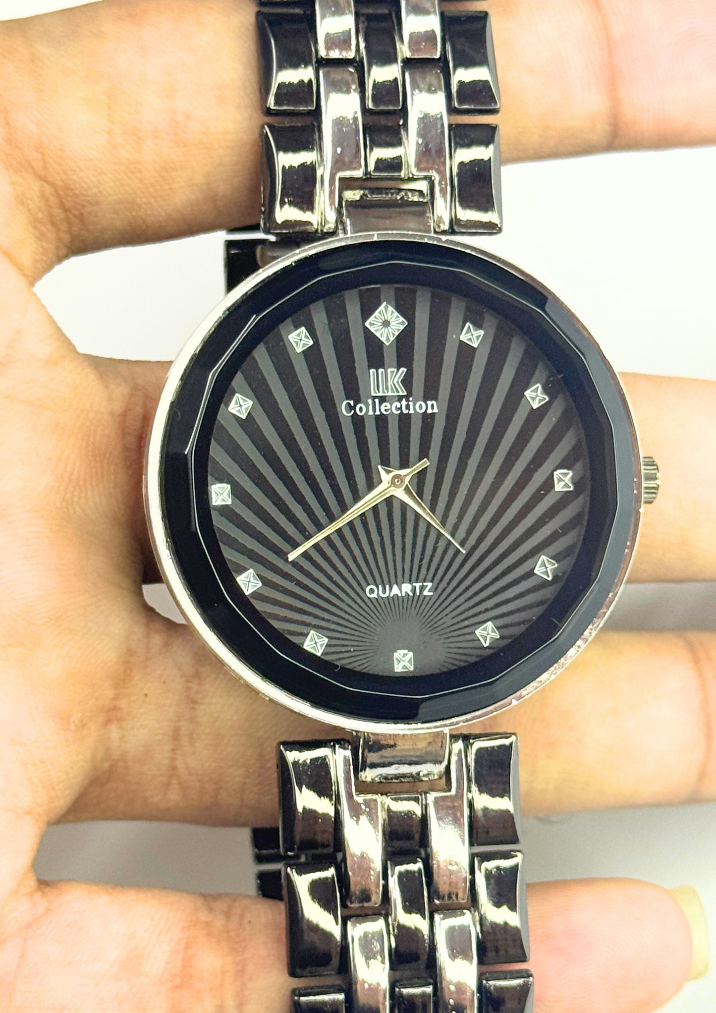 Men’s Black Dial Wrist Watch with Grey Lines – Round Shape, Silver Metal Strap Watch For Men