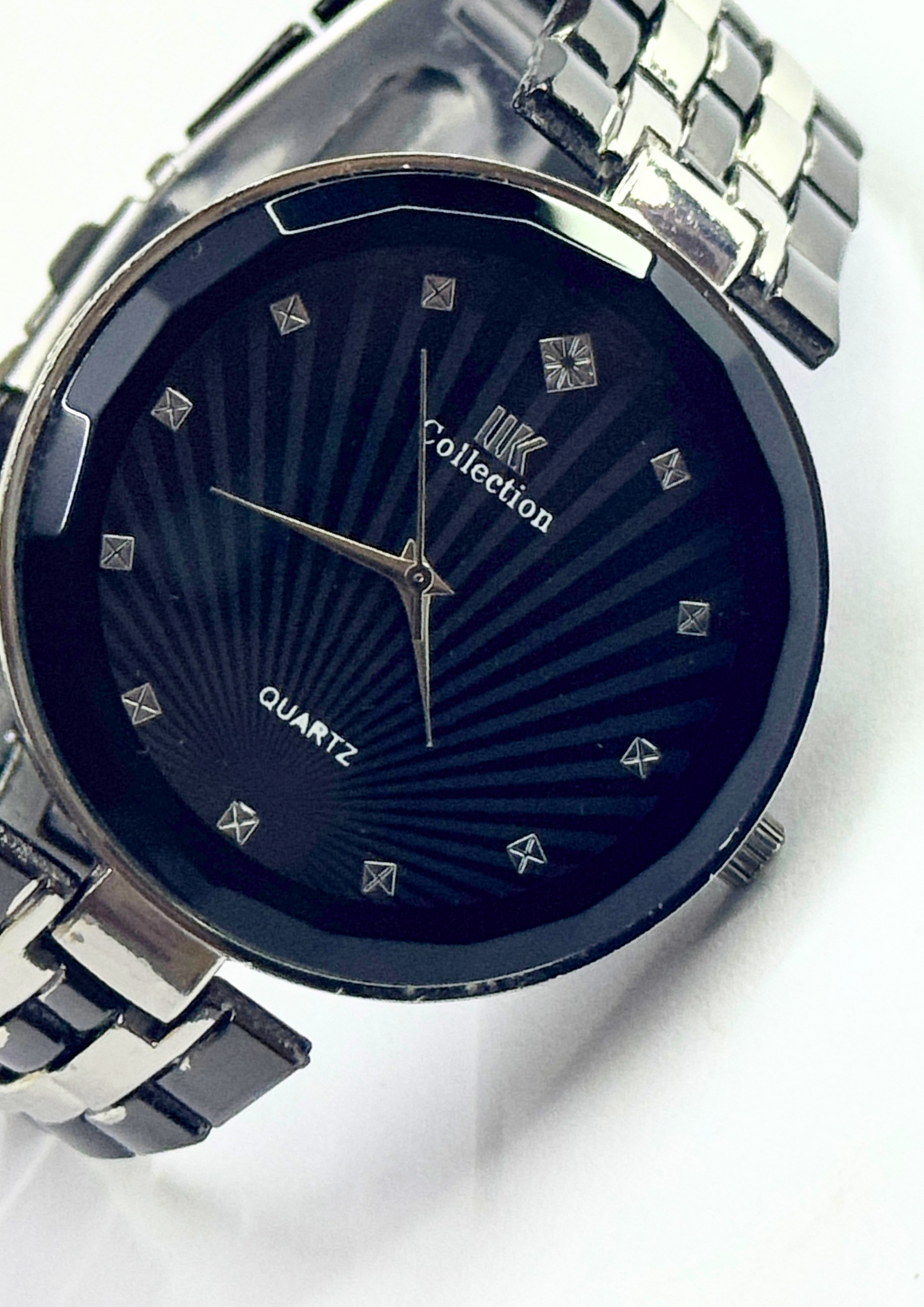 Men’s Black Dial Wrist Watch with Grey Lines – Round Shape, Silver Metal Strap Watch For Men